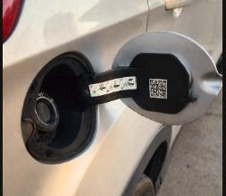 Colocá el tercer sticker en la tapa de combustible